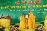 Hòa thượng Thích Thiện Tấn trao quyết định đến Đại đức Thích Tịnh Thọ - tân trụ trì chùa Xuân Thành