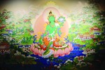 Thangka thường được đặt trên bàn thờ và được dùng làm điểm tập trung cho việc cúng dường, lễ lạy và tụng niệm. Đối với người tu theo Kim cương thừa, Thangka còn là công cụ hỗ trợ thiền định và quán tưởng