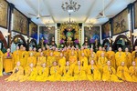 Chư hành giả Tăng chụp ảnh lưu niệm sau Lễ Bố-tát