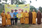 Hòa thượng Thích Thọ Lạc trao bảng tượng trưng số tiền ủng hộ xây nhà cho bà con có hoàn cảnh đặc biệt khó khăn, bị ảnh hưởng lũ lụt ở Nghệ An