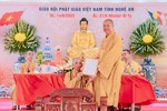 Hòa thượng Thích Thọ Lạc trao quyết định bổ nhiệm trụ trì chùa Tiên Linh đến Đại đức Thích Đồng Mẫn