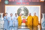 Trao quyết định thành lập Ban Quản trị chùa Vạn Linh đến Đại đức Thích Nguyên Từ