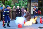 Chư Tăng thực hành kỹ năng sử dụng bình chữa cháy dập tắt đám cháy
