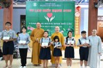 Chư tôn đức trao quà đến các em đoàn sinh Gia đình Phật tử Đà Nẵng