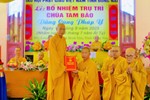 Thượng tọa Thích Huệ Khai trao quyết định bổ nhiệm trụ trì chùa Tam Bảo đến Đại đức Thích Trung Định