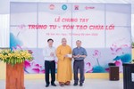 Đại diện Ủy ban MTTQVN tỉnh Nghệ An và Ủy ban Đoàn kết Công giáo Việt Nam tỉnh trao hỗ trợ trùng tu, tôn tạo chùa Lối