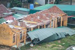 Nhiều công trình bị tốc mái, hư hỏng nghiêm trọng - Ảnh: Cẩm Kỳ