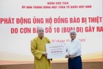 Trưởng lão Hòa thượng Thích Thanh Nhiễu, Ủy viên Thường trực Hội đồng Chứng minh, Phó Chủ tịch Thường trực Hội đồng Trị sự thay mặt Trung ương GHPGVN trao 500 triệu đồng ủng hộ đồng bào bị thiệt hại do cơn bão số 10 gây ra - Ảnh: Bảo Hân