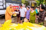 Thượng tọa Thích Tâm Định tận tay trao quà đến bà con tại thôn Hồng Sơn, xã Thăng Bình (H.Nông Cống cũ), tỉnh Thanh Hóa