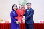 Thường trực Ban Bí thư Trần Cẩm Tú tặng hoa chúc mừng bà Bùi Thị Minh Hoài nhận nhiệm vụ mới - Ảnh: Tuấn Minh