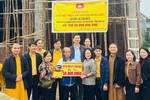 Trao 50 triệu đồng hỗ trợ gia đình bà Nguyễn Thị Quý xây dựng nhà Đại đoàn kết