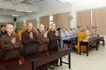 Tăng Ni sinh, học viên khoa Phật học từ xa khóa XI niệm Phật cầu gia hộ trước khi cử hành lễ khai giảng