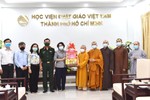 Đoàn ứng cử đại biểu Quốc hội khóa XV của thành phố tặng quà đến Hội đồng Điều hành học viện tại TP.HCM - Ảnh: Ngộ Trí Thuận