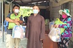 Đại đức Thích Lệ Ngôn tặng quà cho các hoàn cảnh khó khăn tại thành phố Tân An - Ảnh: Ân Thọ