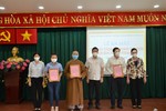 Thượng toạ Thích Tâm Chơn, Trưởng ban Trị sự GHPGVN quận Bình Thạnh nhận thư cảm ơn từ ông Vũ Ngọc Tuất, Bí thư Quận ủy