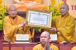 Trưởng lão Hòa thượng Thích Thiện Nhơn trao Bằng tuyên dương công đức đến Trưởng lão Hòa thượng Thích Thiện Pháp - Ảnh: Văn Phúc/BGN