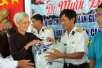 Bà Mười Đào trao tặng quà đến các chiến sĩ hải quân có hoàn cảnh khó khăn