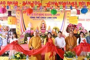 Chư tôn đức, đại biểu cắt băng khánh thành chùa Linh Sơn