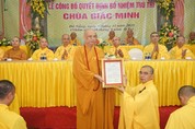 Hòa thượng Thích Phước Minh trao quyết định bổ nhiệm trụ trì chùa Giác Minh đến Đại đức Thích Đồng Tường