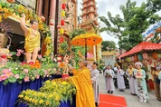 Chư Tăng cung thỉnh kim thân Đức Phật sơ sanh từ chánh điện quang lâm lễ đài phía trước sân chùa để thực hiện nghi lễ Tắm Phật truyền thống 