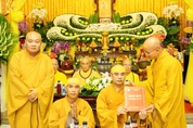 Thượng tọa Thích Thiện Quý trao quyết định bổ nhiệm trụ trì chùa Chơn Giác đến Đại đức Thích Trung Giảng