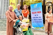  Sư cô Thích nữ Thánh Châu tặng các phần quà ý nghĩa đến người dân có hoàn cảnh khó khăn trên địa bàn trong mùa Vu lan - Báo hiếu