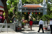 Ngôi chùa trên đảo Sinh Tồn