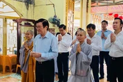 Nguyên Chủ tịch nước Trương Tấn Sang dâng hương Tam bảo tại chùa Tân Phước