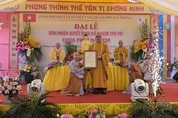 Hòa thượng Thích Thanh Vân trao quyết định đến Sư cô Thích An Nhẫn