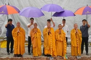 Chư tôn đức thực hiện nghi thức khởi công xây dựng Trúc lâm tịnh viện Minh Châu