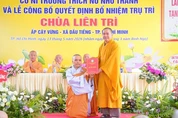 Thượng tọa Thích Thiện Hưng, Phó Trưởng ban Trị sự TP.HCM trao quyết định đến Sư cô Thích nữ Diệu Quang