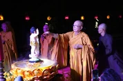 Chư Tăng thực hiện nghi thức Tắm Phật