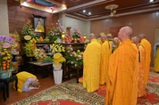 Chư tôn đức thắp hương tưởng niệm Ni trưởng Thích nữ Đàm Minh