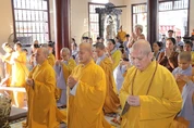 Chư tôn đức niêm hương Tam bảo