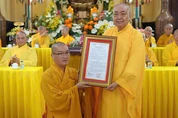 Hòa thượng Thích Minh Nhật trao quyết định bổ nhiệm trụ trì chùa Linh Sơn đến Đại đức Thích Nguyên Thể
