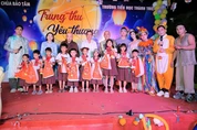 Thượng tọa Thích Trung Nguyện và lãnh đạo địa phương trao học bổng cho học sinh tại chương trình