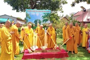 Chư tôn đức thực hiện nghi thức khởi công 