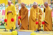 Chư tôn đức thực hiện nghi thức động thổ, đặt viên đá đầu tiên đại trùng tu chùa Hải Sơn