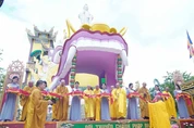 Chư tôn giáo phẩm thực hiện nghi thức cắt băng khánh thành ngôi Tam bảo Quang Minh
