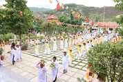 Phật tử nhiễu y ba vòng quanh chánh điện 
