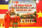 Hòa thượng Thích Thiện Chiếu, Giám đốc Cơ sở Từ thiện xã hội Phật giáo chùa Kỳ Quang 2 đánh trống khai giảng - Ảnh: Quang Hải 