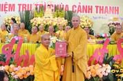 Thượng tọa Thích Nguyên Minh trao quyết định bổ nhiệm trụ trì chùa Cảnh Thạnh đến Đại đức Thích Nhuận Long 