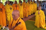 Chư tôn đức dâng hương, đảnh lễ Tam bảo 