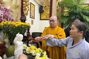 Chư Tăng ân cần hướng dẫn Phật tử khiếm thị thực hiện nghi thức Tắm Phật tại chùa Long Thành, mùng 1-4 ÂL - Ảnh: Đức Tâm 