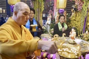 Thượng tọa Thích Truyền Cường trang nghiêm thực hiện nghi thức Tắm Phật truyền thống tại chùa Vạn Phật - Ảnh: Hạnh Ý/BGN