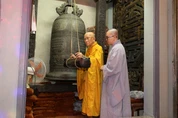 Trưởng lão Hòa thượng Thích Như Niệm, Phó Thư ký Hội đồng Chứng minh thực hiện nghi thức khai chuông đầu năm Bính Ngọ - 2026