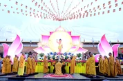 Chư tôn đức tổ đình Hội Khánh (P.Thủ Dầu Một, TP.HCM) trang nghiêm cử hành lễ Tắm Phật truyền thống 