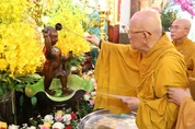 Trưởng lão Hòa thượng Thích Như Niệm thực hiện nghi thức Tắm Phật