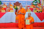 Hòa thượng Danh Đổng trao quyết định bổ nhiệm trụ trì chùa Tổng Quản đến Đại đức Trương Văn Tuấn