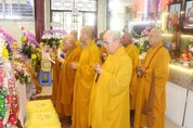 Chư tôn đức thắp hương tưởng niệm Giác linh Ni trưởng Thích nữ Tắc Thinh